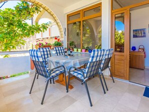 Tempat makan outdoor