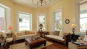 Lobby sitting area - The Cotton Gin Inn (Edenton)