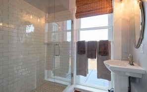 Bathroom - The Cotton Gin Inn (Edenton)