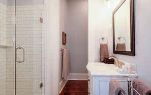 Deluxe Room, 1 King Bed | Bathroom - The Cotton Gin Inn (Edenton)