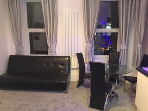 Leilighet – standard, 4 soverom, ikke-røyk | Oppholdsområde | En 32-tommers LCD-TV med digitale kanaler samt TV