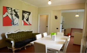 Basic-Haus, Mehrere Betten, barrierefrei (Lupin) | Wohnbereich | LED-Fernseher