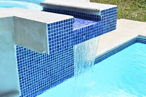 Waterval in het zwembad
