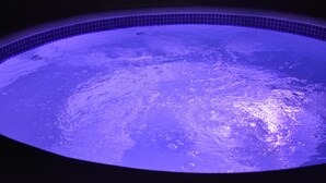 Outdoor spa tub - Poolside Villa in Escazu (San Antonio)