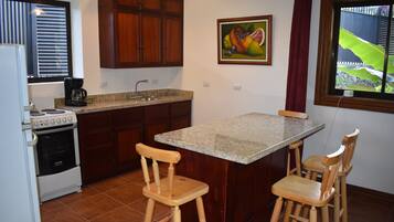 Vila, 2 Tempat Tidur Double, Bebas Asap Rokok, pemandangan kebun | Dapur pribadi | Lemari es besar, microwave, oven, dan kompor