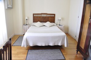 Habitación doble, 1 cama doble o 2 individuales | Cortinas opacas, cunas (de pago), camas supletorias y wifi gratis