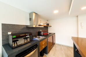 Departamento básico, 1 cama Queen size | Cocina privada | Refrigerador con congelador, microondas y cafetera y tetera 