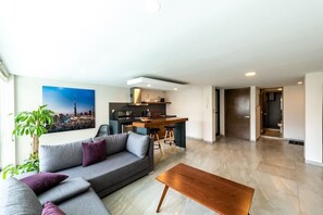 Departamento básico, 1 cama Queen size | Área de sala de estar | Televisión de pantalla plana 