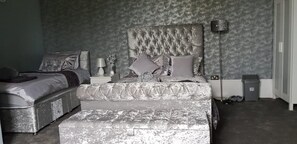 Blackout drapes, iron/ironing board, free WiFi, bed sheets - Crossroad Bungalow (Paisley)