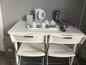Full-sized fridge, microwave, oven, stovetop