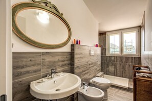 Apartamento, varias camas (Attico Sapore di Mare/4 pax) | Baño