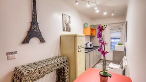 Apartment, 1 Twin Bed (Retro'ROOM/SINGOLA/VATICANO/1pax - Ap) | Private kitchen - Retro'room/singola/vaticano/1pax (Rome)