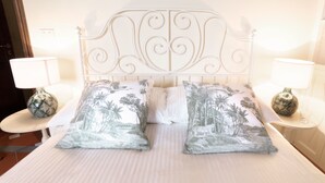 2 bedrooms, pillowtop beds - Leone Apartment-san Frediano (Florence)