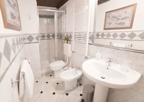 Appartement, 2 lits doubles (Leone Apartment-San Frediano) | Équipements de salle de bain | Douche, sèche-cheveux, bidet