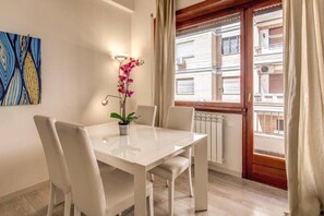 Căn hộ, 1 giường đôi và sofa giường | Khu vực ăn uống tại phòng