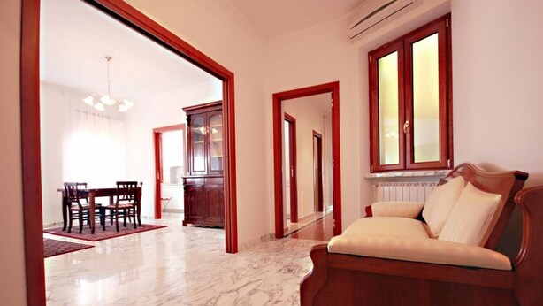 Apartment, Berbilang Katil (Finely renovated, Jacuzzi, terrace - ) | Makan dalam bilik