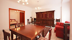 Apartment, Berbilang Katil (Finely renovated, Jacuzzi, terrace - ) | Ruang tamu | TV 