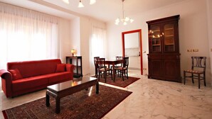 Apartment, Berbilang Katil (Finely renovated, Jacuzzi, terrace - ) | Ruang tamu | TV 