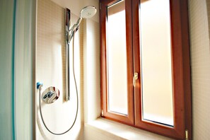 Apartment, Mehrere Betten (Finely renovated, Jacuzzi, terrace - ) | Dusche im Bad