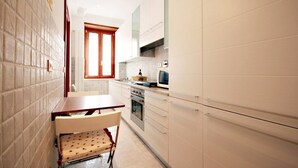 Apartment, Berbilang Katil (Finely renovated, Jacuzzi, terrace - ) | Dapur peribadi | Peti sejuk, ketuhar gelombang mikro, dapur 