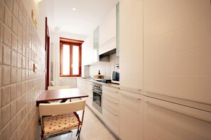 Appartamento, letti multipli (Finely renovated, Jacuzzi, terrace - ) | Cucina privata | Frigorifero, microonde, piano cottura