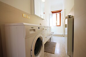 Apartment, Mehrere Betten (Finely renovated, Jacuzzi, terrace - ) | Wäscherei