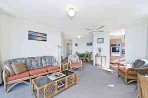 Smart TV, DVD player - Sundial 602 - Perfect Holiday Location Close To Town (Port Macquarie)