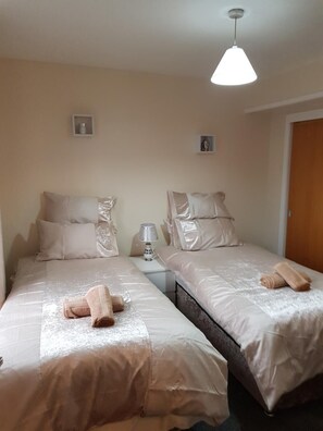 Soundproofing, iron/ironing board, free WiFi, bed sheets - Brabloch Park Apartment (Paisley)