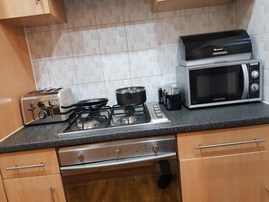 Full-sized fridge, microwave, oven, stovetop - Brabloch Park Apartment (Paisley)