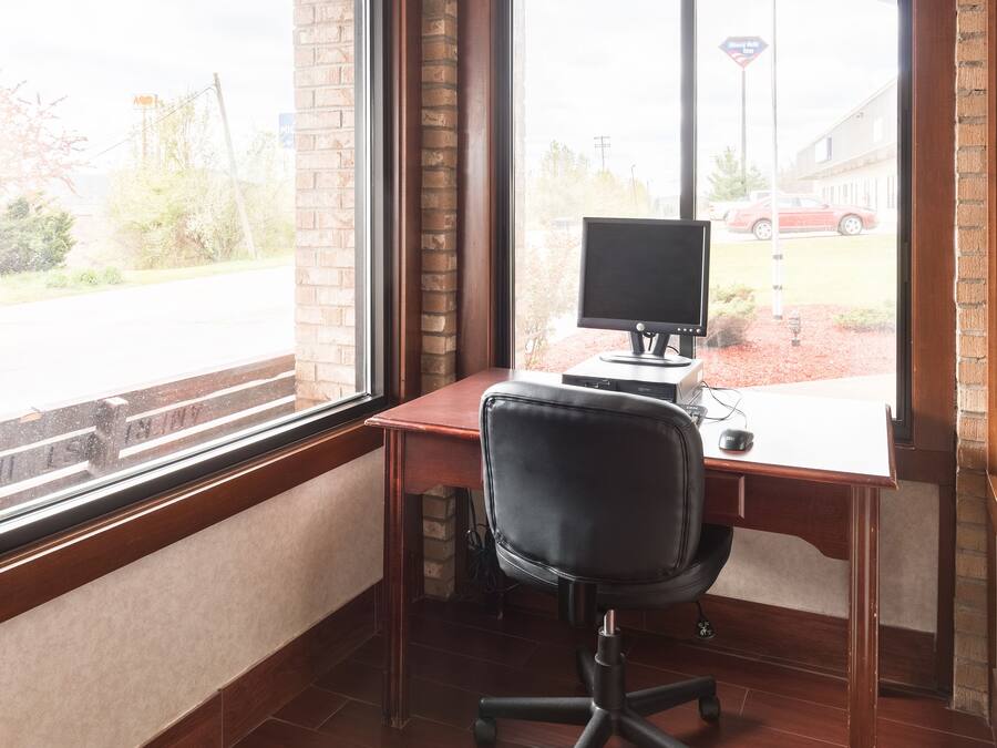 Oficina con escritorio, silla y computadora.