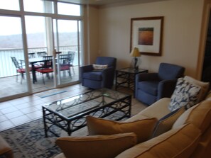 Televisión de pantalla plana, chimenea, reproductor de DVD y estéreo 