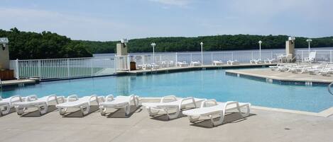 Alberca techada y alberca climatizada