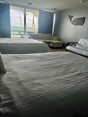 Tabla de planchar con plancha, wifi, ropa de cama