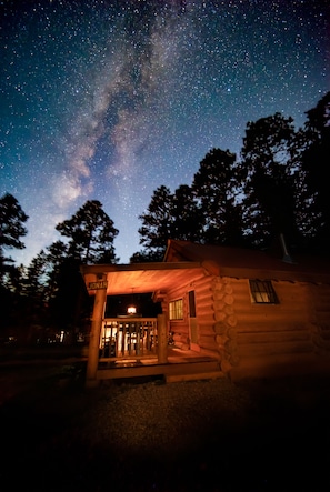 Fachada de la propiedad por la tarde o noche