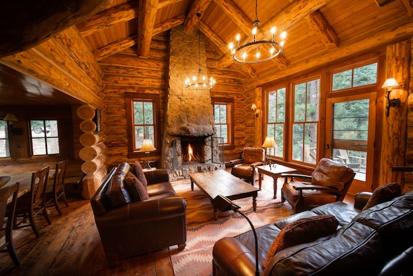 Log Cabin | Wohnbereich | Kamin