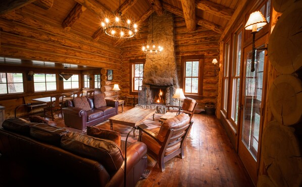 Log Cabin | Living area | Fireplace