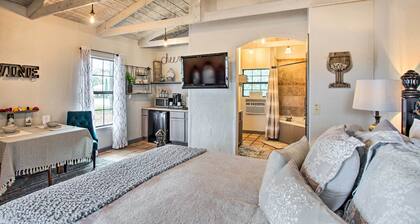 ‘Blue Jay Cottage' - Pittsburg Studio on Winery!