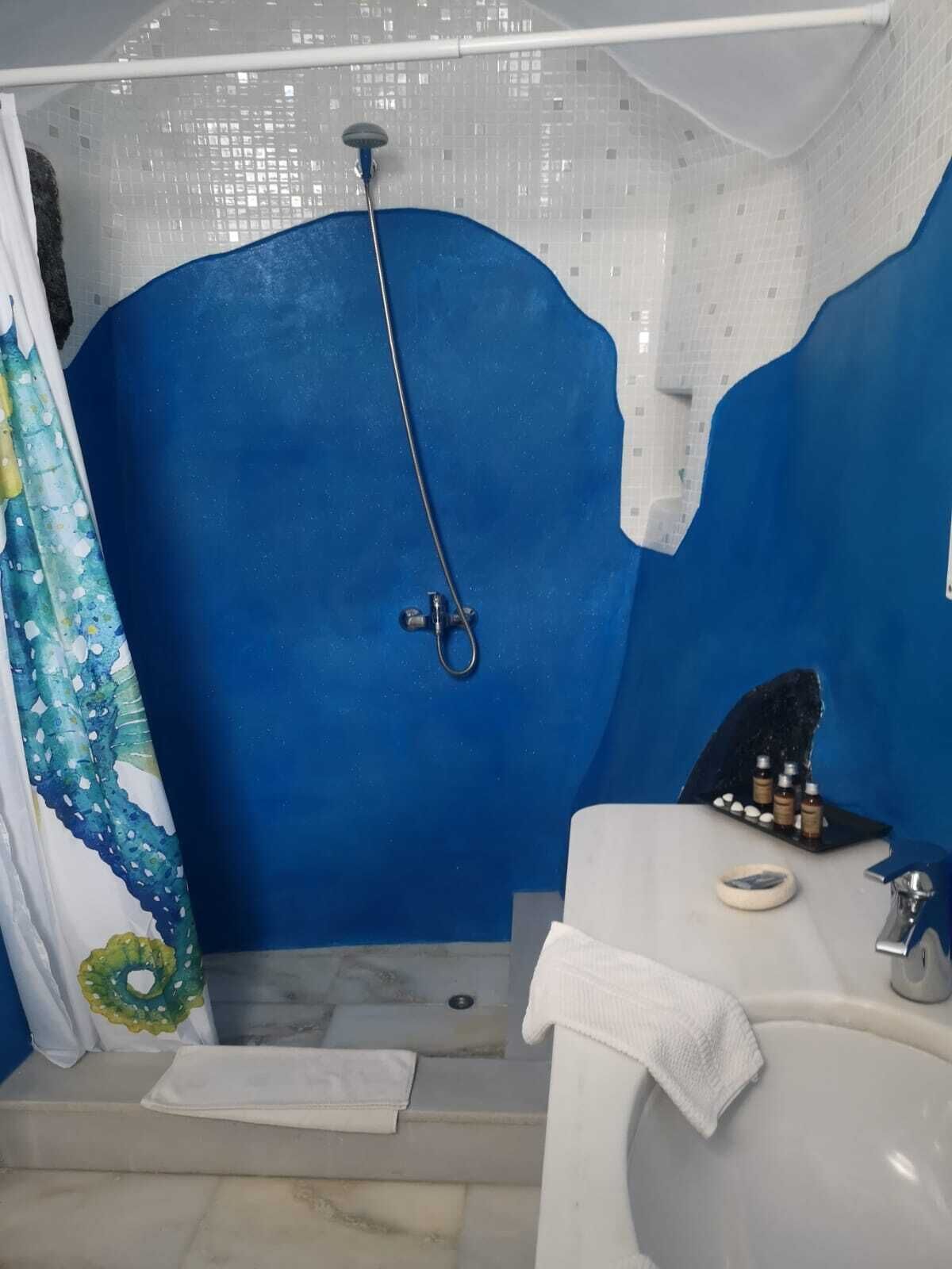 Tina con regadera, secadora de cabello, toallas, jabón 