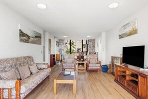 TV, DVD player - Beachpark 10 - Flynns Beach Ocean Views (Port Macquarie)