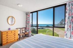 2 bedrooms, iron/ironing board - Beachpark 10 - Flynns Beach Ocean Views (Port Macquarie)