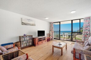 TV, DVD player - Beachpark 10 - Flynns Beach Ocean Views (Port Macquarie)