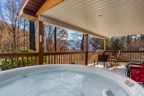 Outdoor spa tub - WATERSPLASH- GATED COMMUNITY IN MAGGIE VALLEY (Maggie Valley)