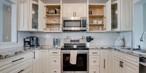 Jääkaappi, mikroaaltouuni, uuni, liesi