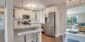 Jääkaappi, mikroaaltouuni, uuni, liesi