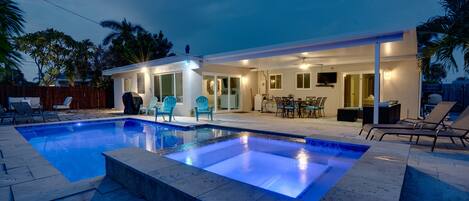 Utendørsbasseng og et oppvarmet basseng