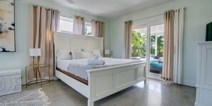 3 makuuhuonetta, pillowtop-patjalliset sängyt, työpöytä