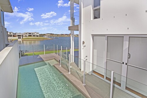 The Anchorage - Modern Home On The Port Macquarie Canals With Beautiful Views