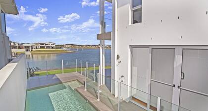 The Anchorage - Modern Home On The Port Macquarie Canals With Beautiful Views