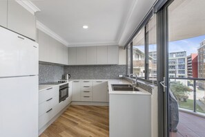 Refrigerador, microondas, horno y lavavajillas 