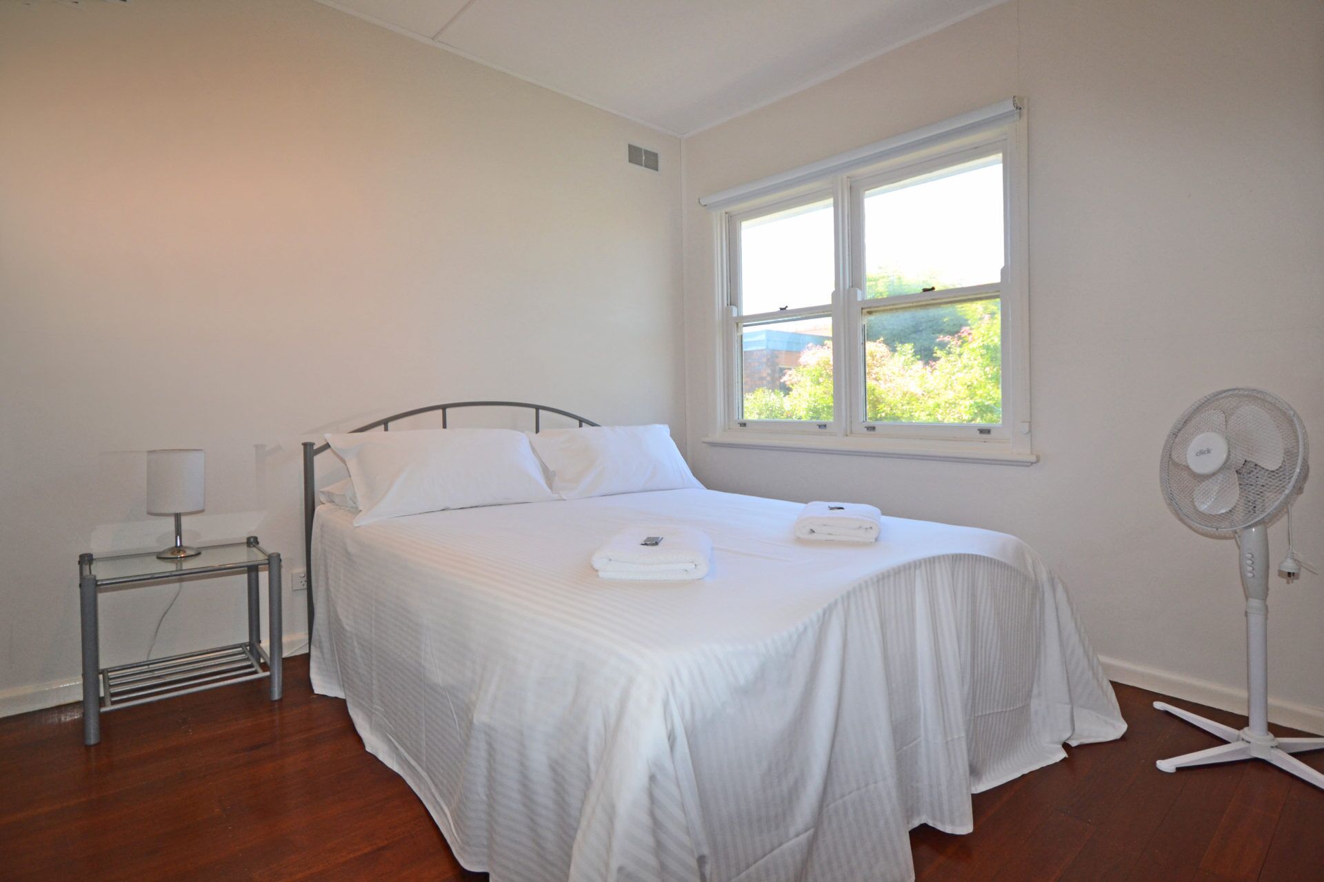 2 bedrooms, iron/ironing board, bed sheets